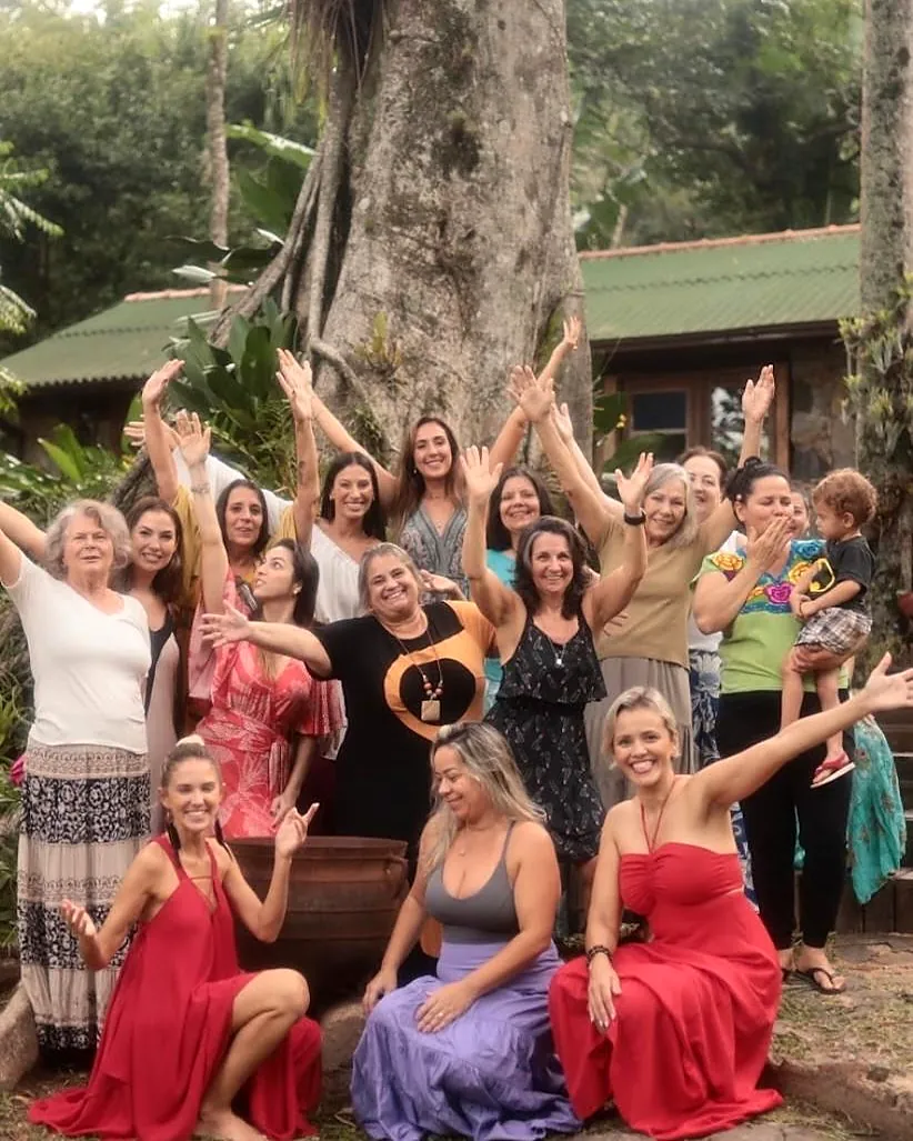 Divina com um grupo reunido ao redor da mesa