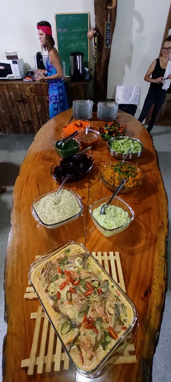Buffet servido em mesa de madeira num evento