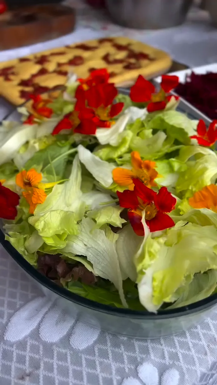 Salada com flores comestíveis