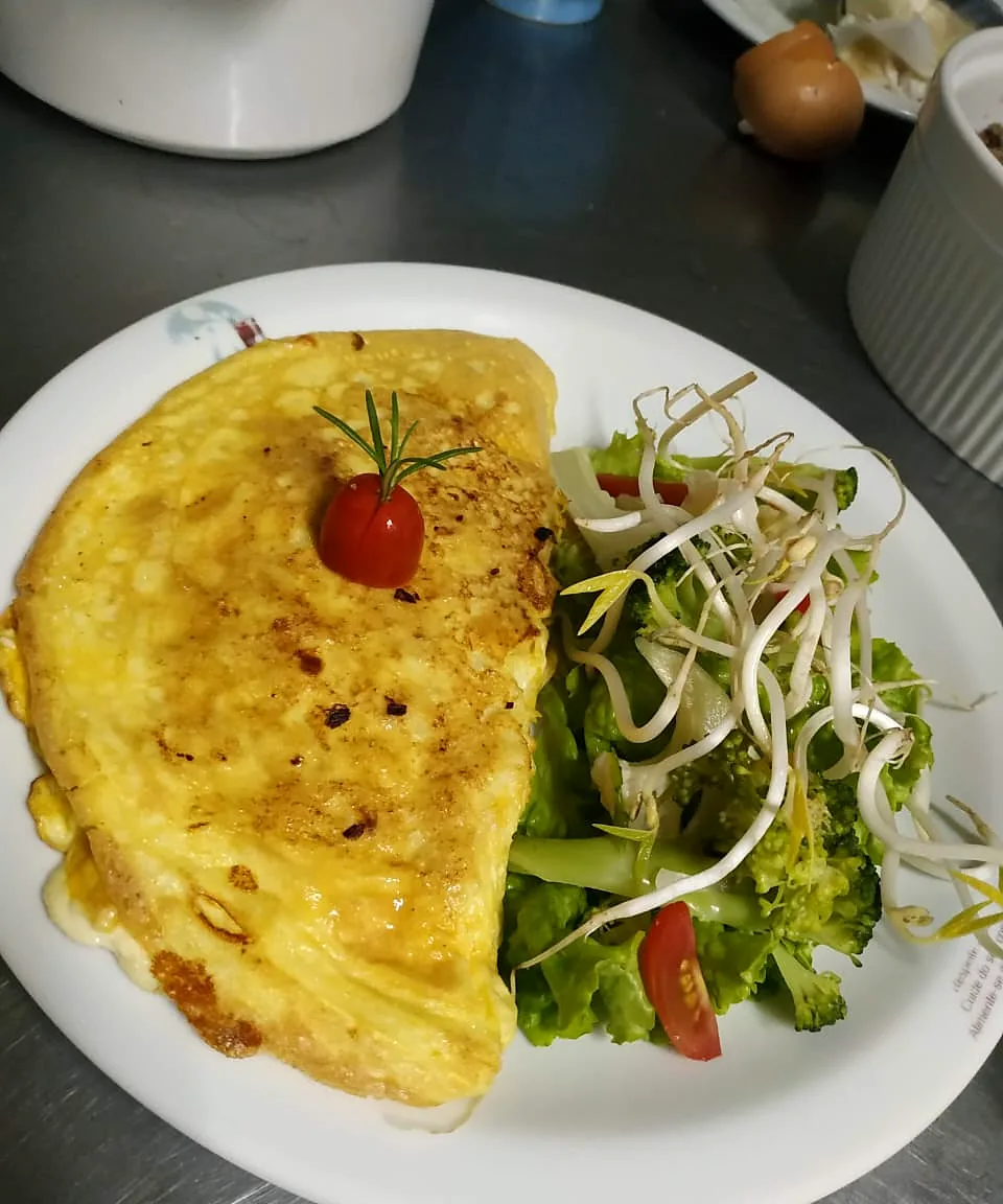 Omelete com salada verde e brotos