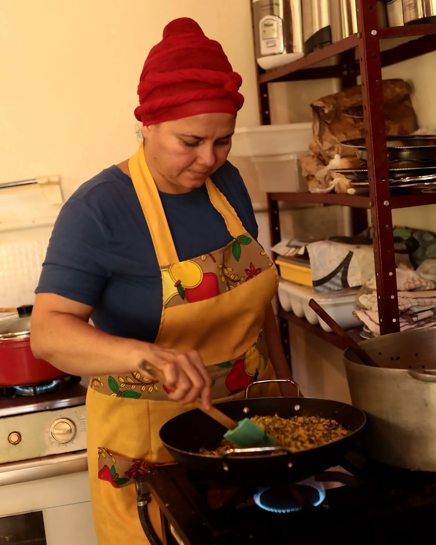 Divina Gomes preparando a comida