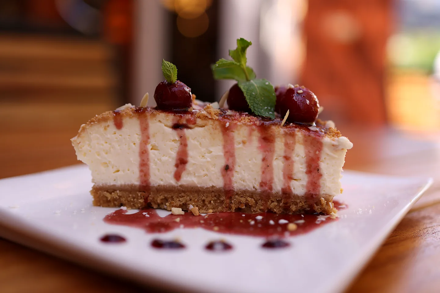 Fatia de cheesecake com calda de frutas vermelhas