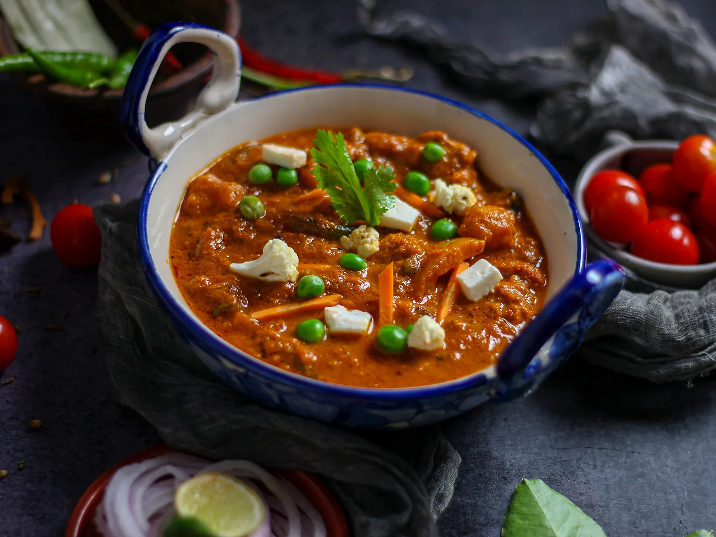Curry de legumes servido em evento