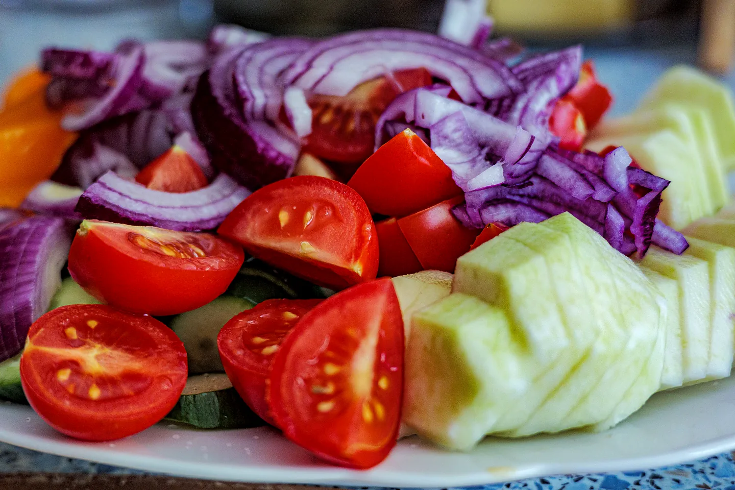 Salada de tomate, cebola roxa e pepino