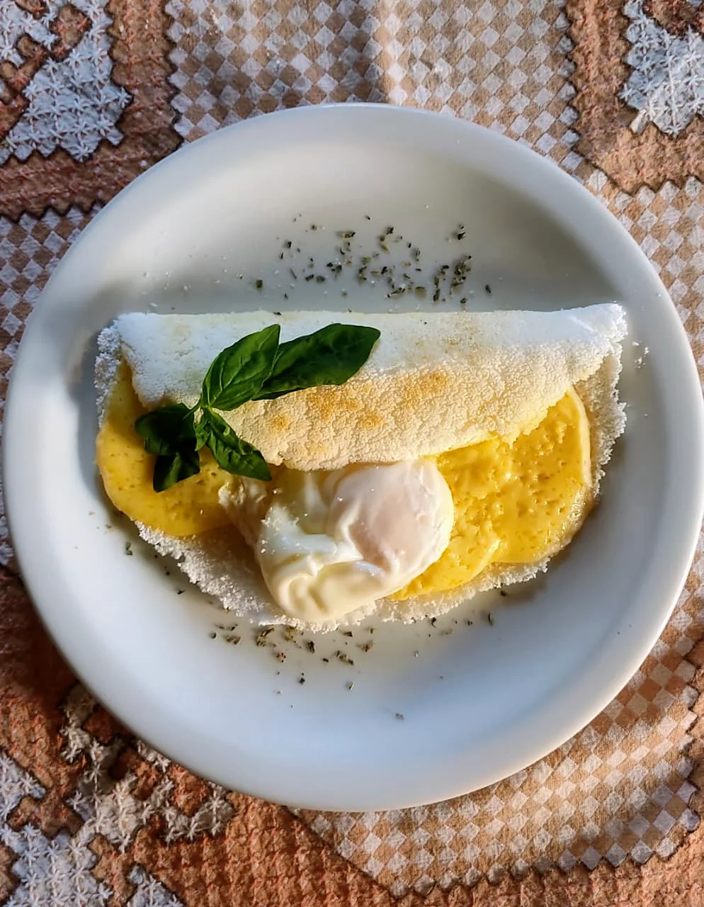 Tapioca com ovo poché e manjericão